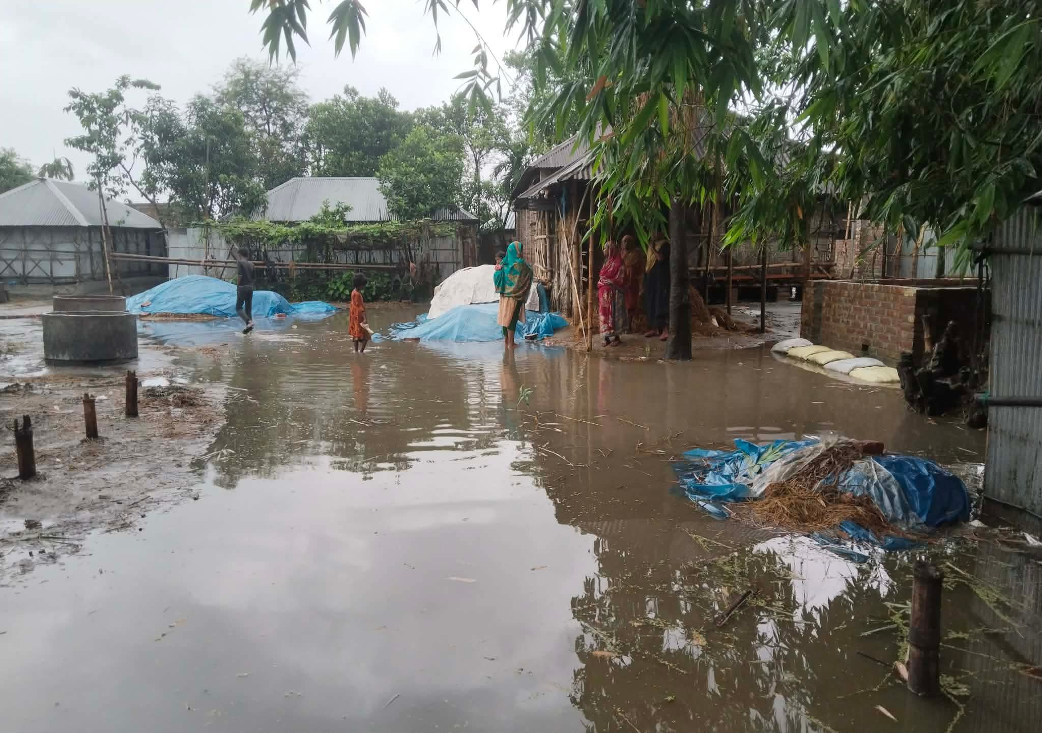 খানসামায় জলাবদ্ধতায় নাকাল ৩০ পরিবার, সামান্য বৃষ্টিতেই ডুবে যায় রাস্তা-উঠান